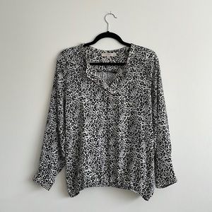 Ann Taylor LOFT Women’s Black and White Leopard Print Top Petite Medium